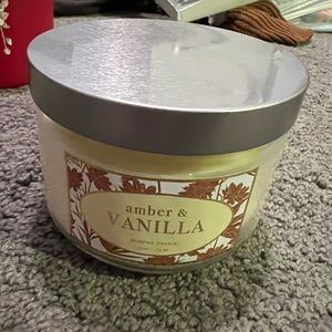 Amber & Vanilla Scented Candle